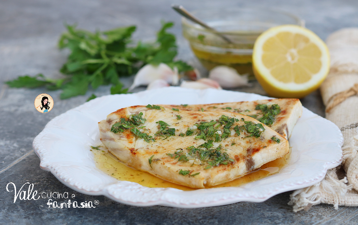 Pesce spada al salmoriglio, la ricetta del secondo piatto di pesce facile e veloce! Si realizza con pochi ingredienti ed in tavola porterete tutto il sapore del mare in poche e semplici mosse!