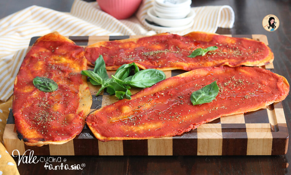 Lingue di pizza ricetta delle pizzette rosse senza lievito facili e buonissime! Pizzette rosse senza lievito e pronte in 30 minuti