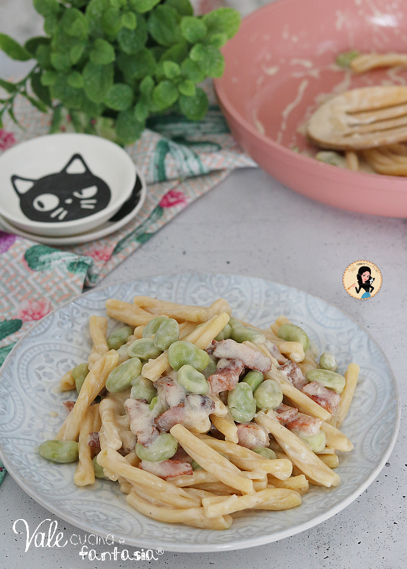 Pasta con fave e guanciale ricetta primo piatto facile, veloce e gustosissimo! Pasta con le fave arricchita da crema al pecorino romano.