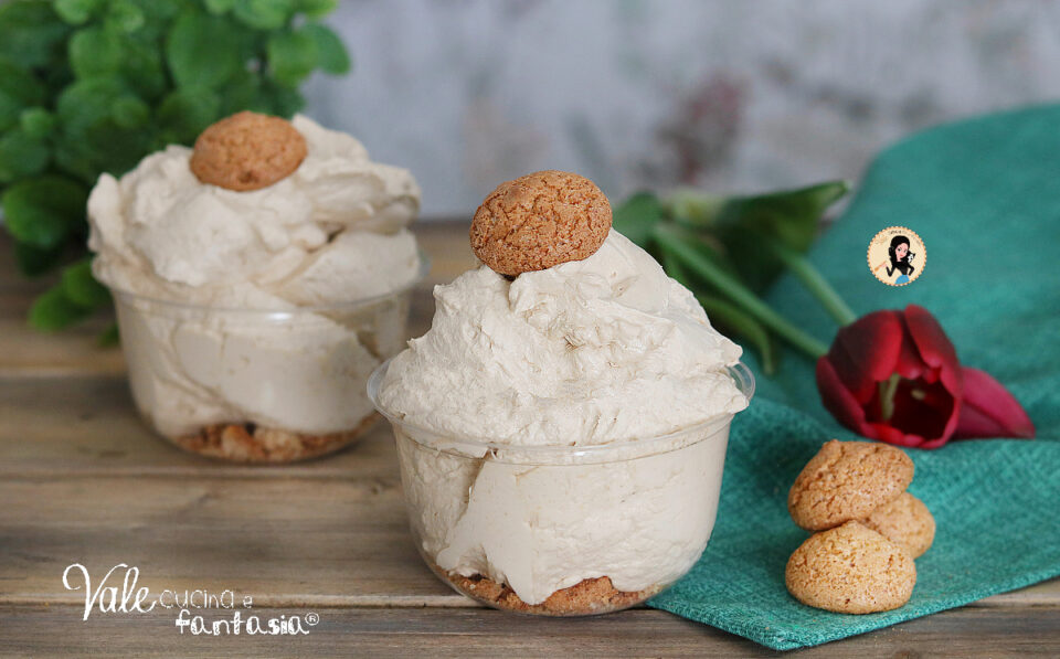 Crema al cappuccino e amaretti ricetta dolce al cucchiaio facile e veloce, ricetta crema al cappuccino fredda estiva e veloce.