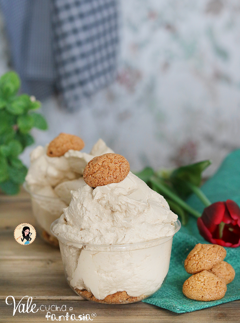 Crema al cappuccino e amaretti ricetta dolce al cucchiaio facile e veloce, ricetta crema al cappuccino fredda estiva e veloce.