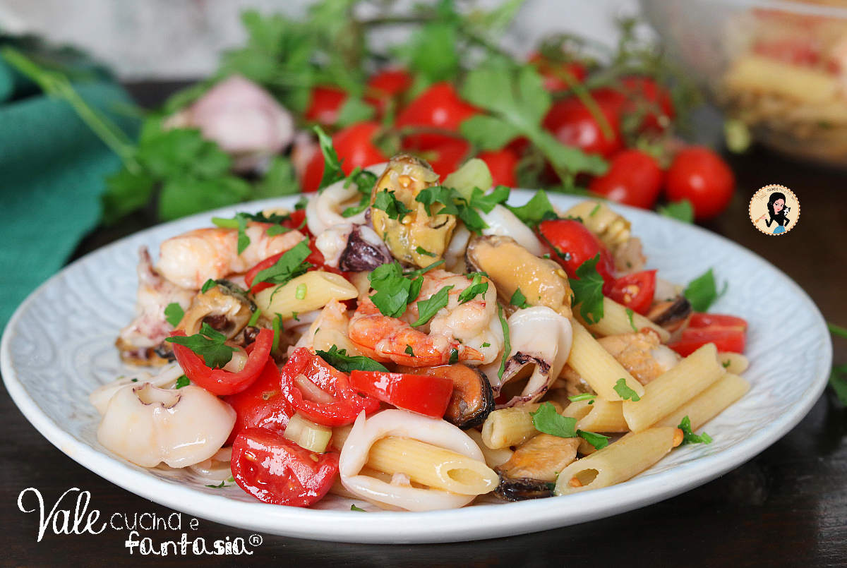 Pasta fredda con pesce e pomodorini ricetta fresca, estiva, veloce, facile e buona in un modo assurdo!