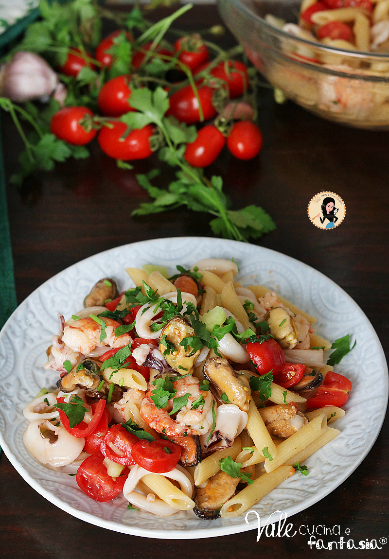 Pasta fredda con pesce e pomodorini ricetta fresca, estiva, veloce, facile e buona in un modo assurdo! Pasta con pesce e pomodorini facile.