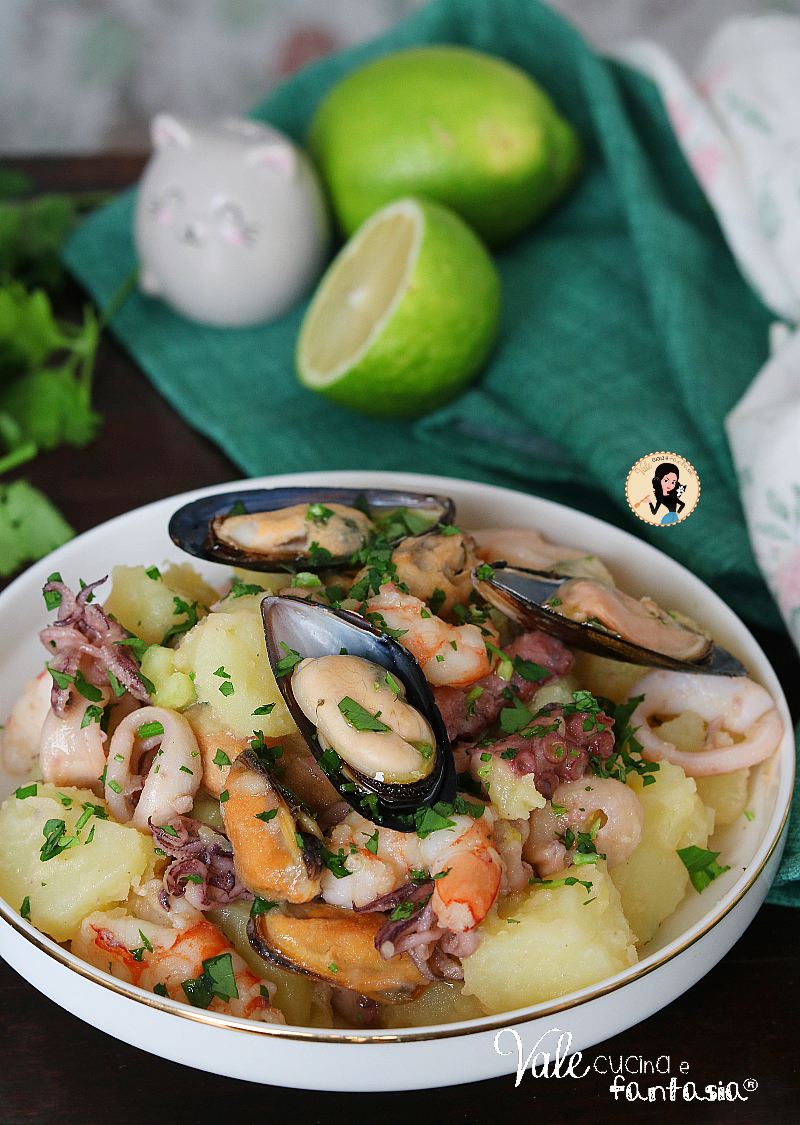 Insalata di patate e pesce ricetta insalata di mare con patate facile e buonissima! Ricetta di patate e pesce veloce e gustosa!