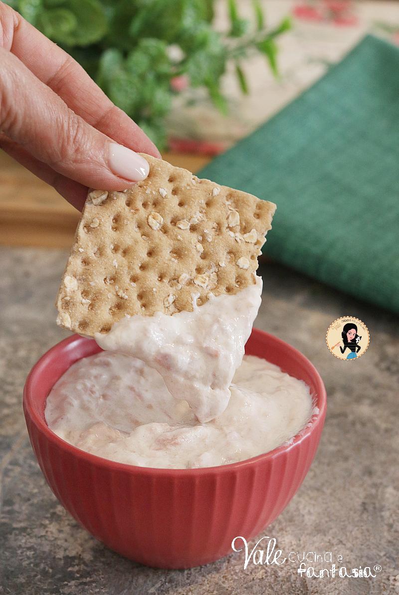 Salsa tonnata allo yogurt greco ricetta con soli 4 ingredienti e senza cottura! Salsa al tonno e yogurt, crema al tonno e yogurt velocissima!