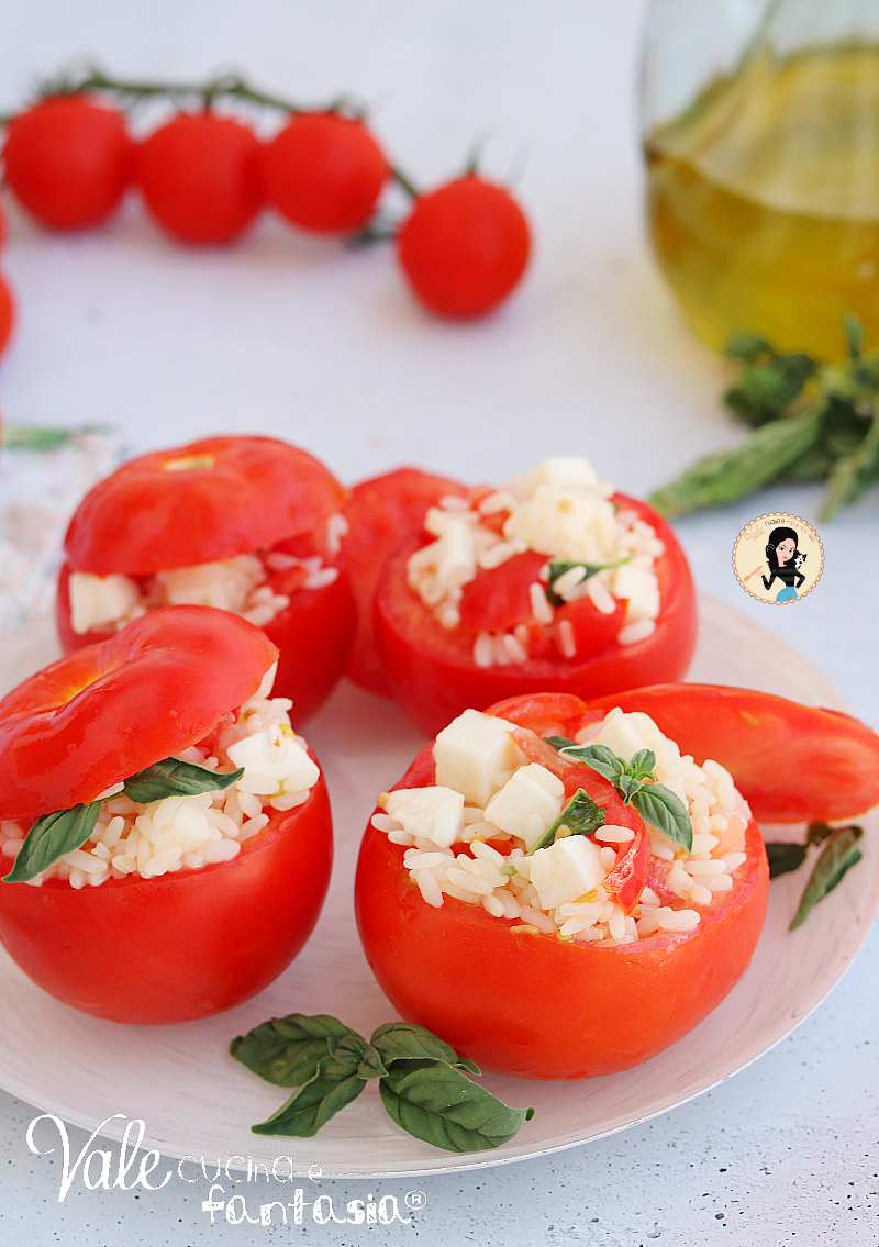 Pomodori ripieni di riso freddi ricetta estiva facile, veloce e leggera, pomodori con insalata di riso ricetta facile.