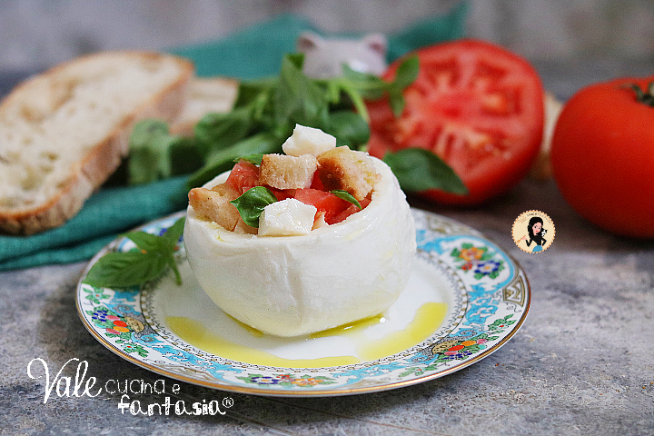 Mozzarella ripiena di pane e pomodori ricetta estiva per un Antipasto freddo e senza cottura facile, veloce e perfetto in ogni occasione.