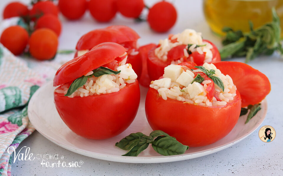 Pomodori ripieni di riso freddi ricetta estiva facile, veloce e leggera, pomodori con insalata di riso ricetta facile.