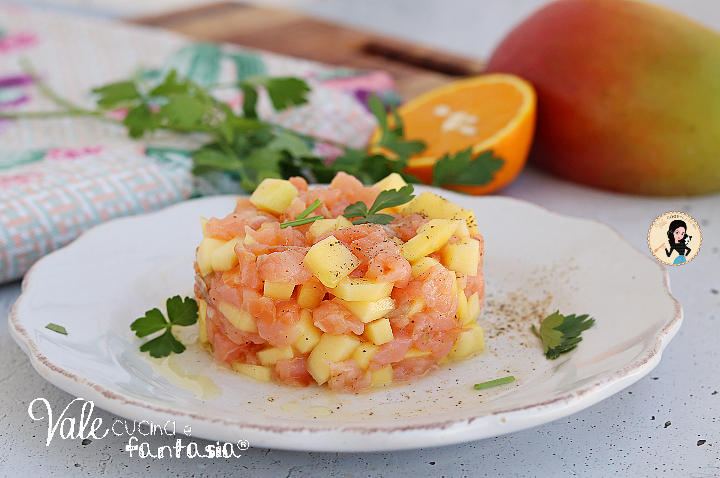 Tartare di salmone e mango ricetta antipasto che farete sempre! Tartare di salmone affumicato senza cottura, fresca e veloce.