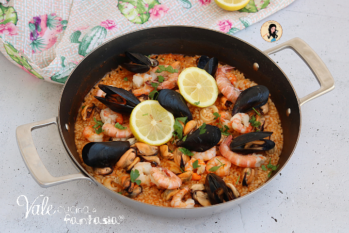 Paella de Marisco o marinera ricetta spagnola della paella fatta a regola d'arte