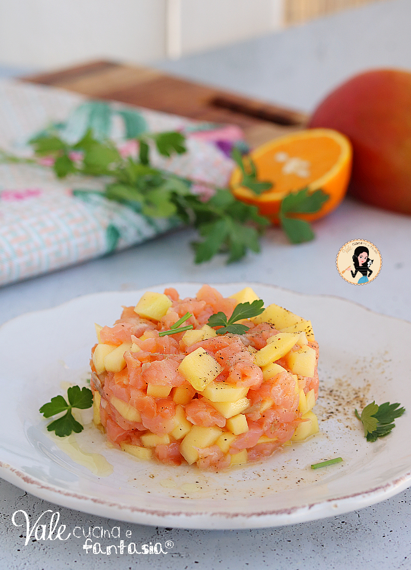 Tartare di salmone e mango ricetta antipasto che farete sempre! Tartare di salmone affumicato senza cottura, fresca e veloce.