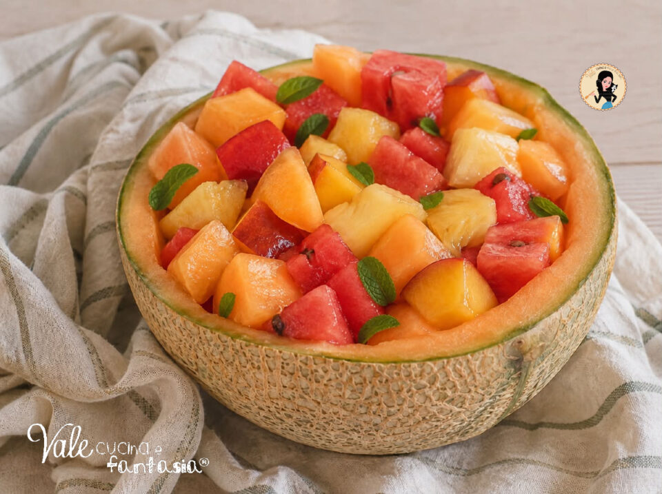 Melone ripieno di frutta la ricetta con la frutta della vostra estate, la ricetta del melone ripieno di macedonia di frutta facile e veloce!