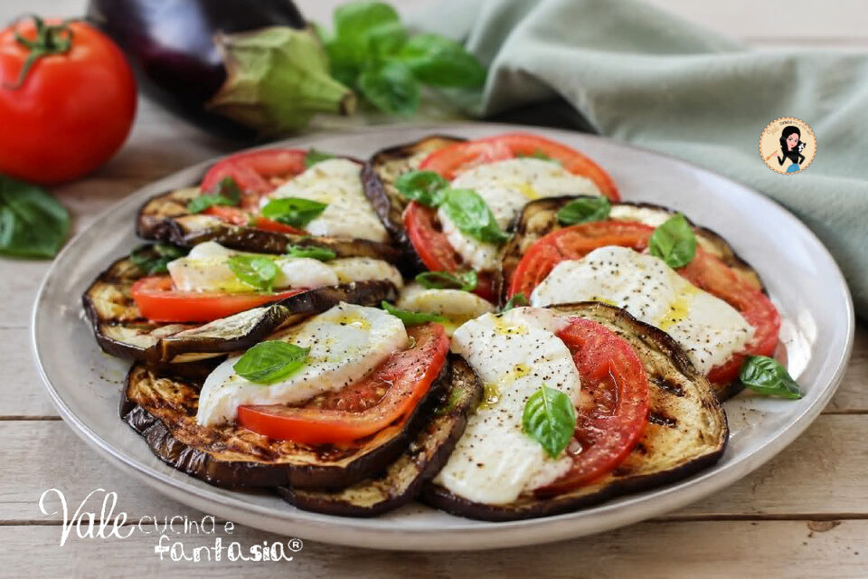 Melanzane caprese o Caprese di melanzane, una ricetta fresca e gustosa a base di MELANZANE GRIGLIATE, POMODORI e MOZZARELLA