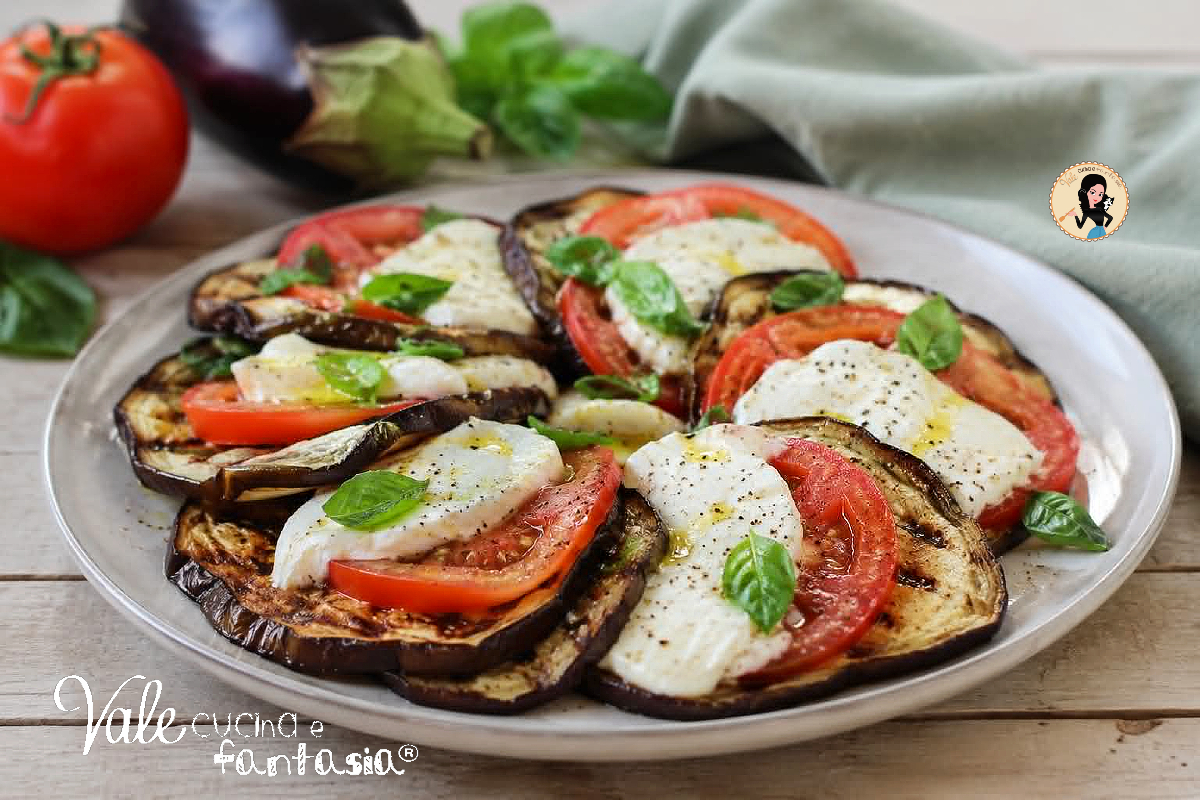 Melanzane caprese o Caprese di melanzane, una ricetta fresca e gustosa a base di MELANZANE GRIGLIATE, POMODORI e MOZZARELLA, ispirata alla classica INSALATA CAPRESE
