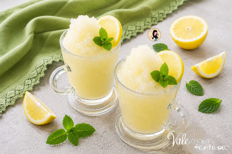 Granita al limone ricetta senza gelatiera e con soli 3 ingredienti per preparare la granita fatta in casa in poche e semplici mosse!