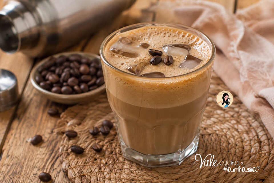 Caffè shakerato ricetta caffè ghiacciato con tutte le varianti ed anche senza shaker! Come farlo con pochi ingredienti 