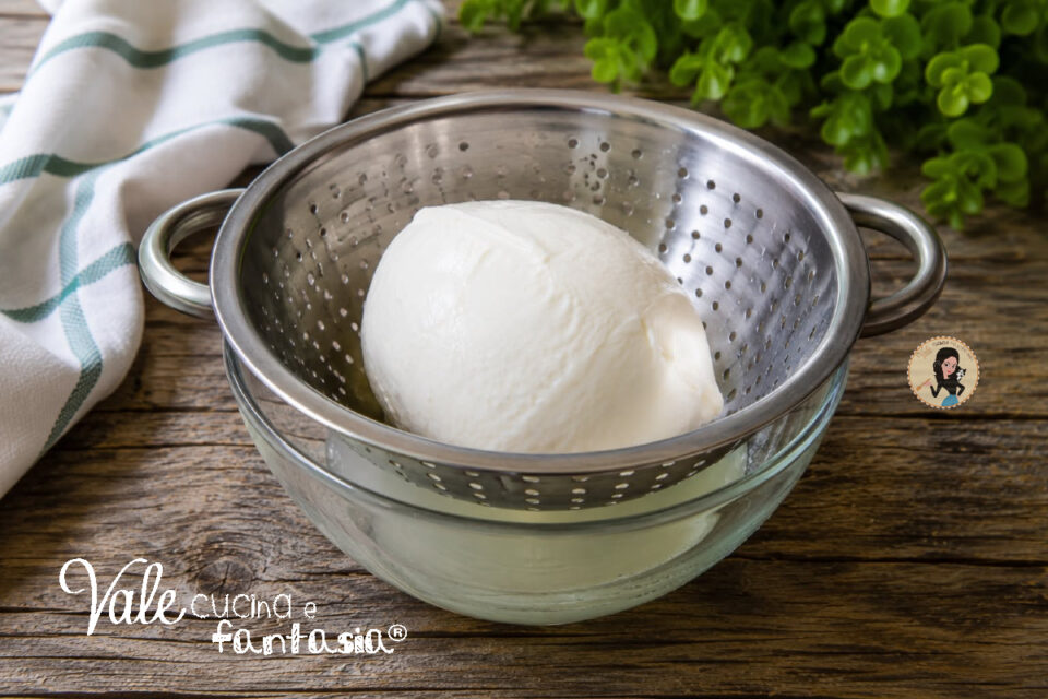 Come non far fare acqua alla mozzarella in cottura, come tagliare la mozzarella, come scolarla, come utilizzarla sulla pizza e altre ricette