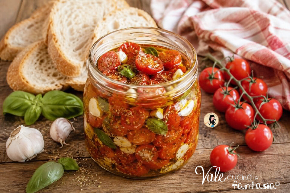 Pomodorini sott'olio ricetta della conserva facile e sicura che farete sempre! Come fare i pomodorini in barattolo sott'olio fatti in casa