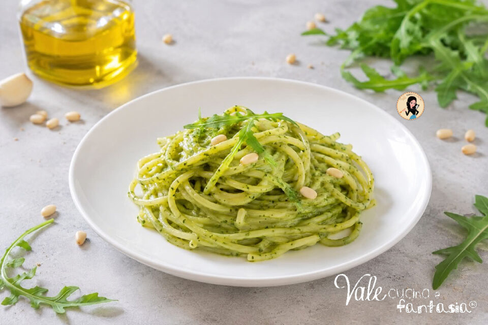 Pasta con pesto di rucola ricetta profumata e gustosa con il pesto di rucola non amaro! Primo piatto con pesto di rucola non amaro ma gustoso!