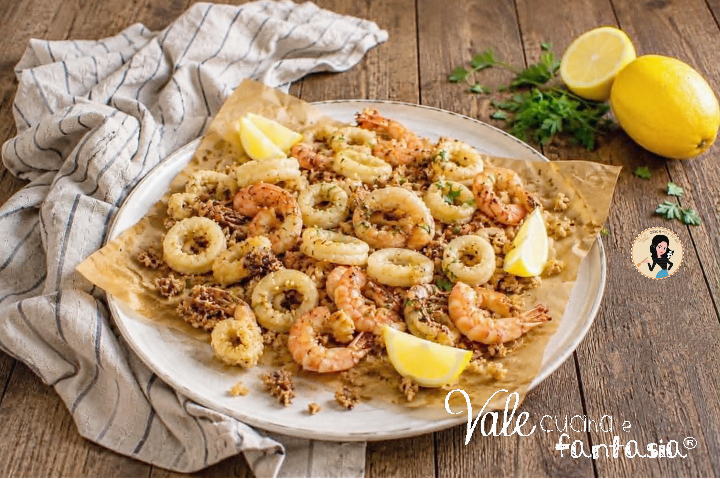 Frittura di gamberi e calamari ricetta per avere un fritto di pesce perfetto, asciutto, con un'infarinatura che non si stacca e che resta morbidissimo!