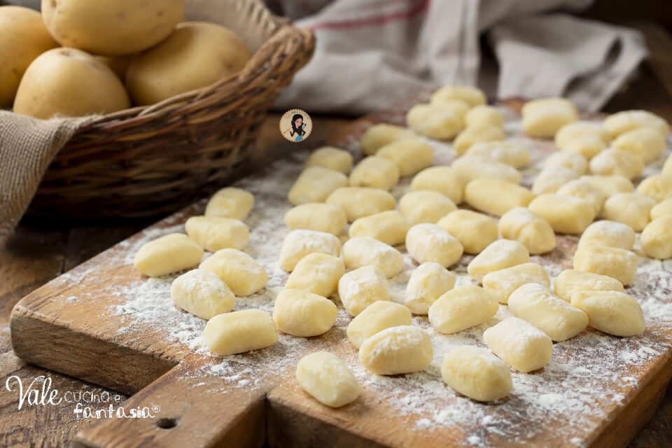 Gnocchi di patate fatti in casa ricetta base perfetta con tantissimi consigli e tutti i passaggi, anche come condirli e come conservarli