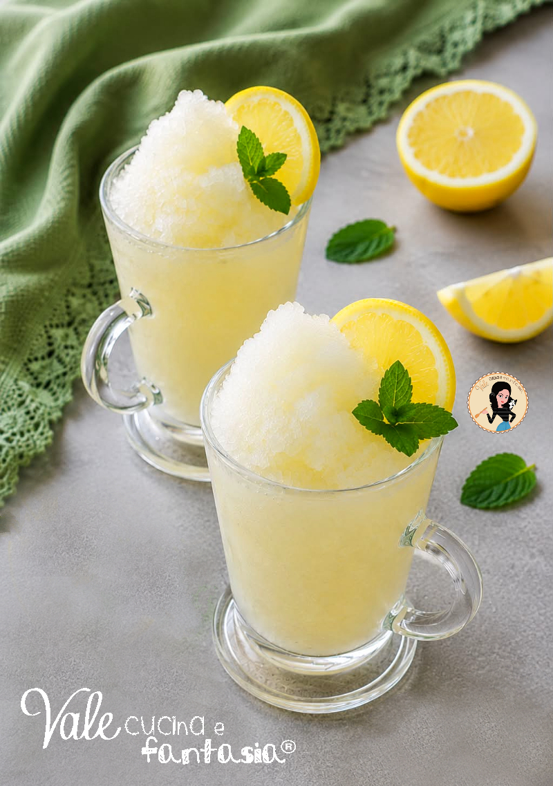 Granita al limone ricetta senza gelatiera e con soli 3 ingredienti per preparare la granita fatta in casa in poche e semplici mosse!