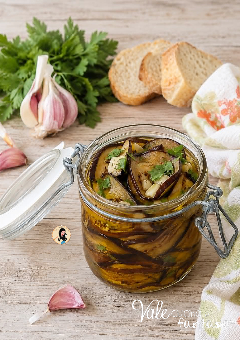 Melanzane al forno sott'olio ricetta facile per preparare le melanzane in barattolo fatte in casa con un metodo sicuro e veloce.