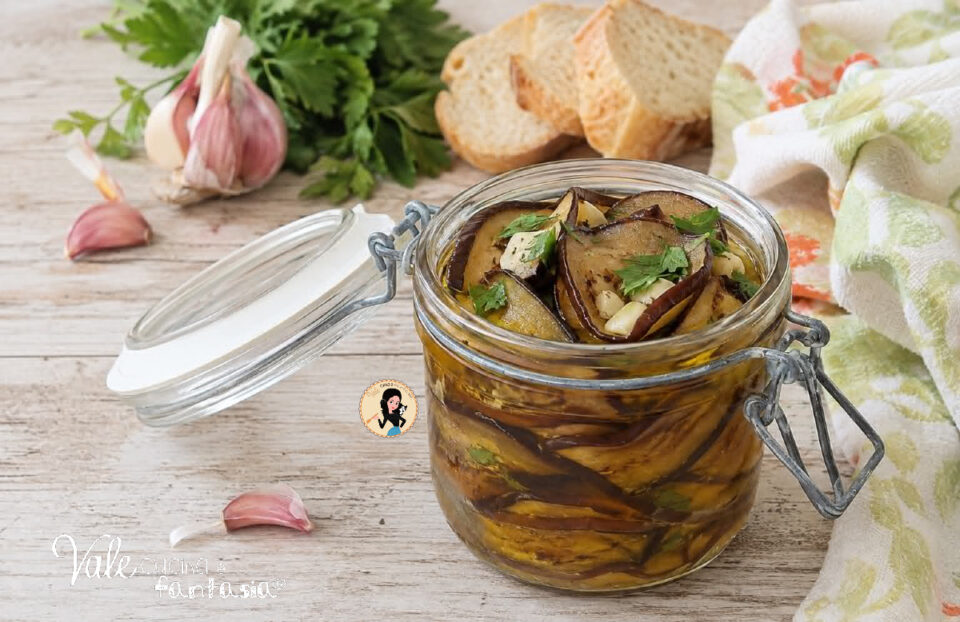 Melanzane al forno sott'olio ricetta facile per preparare le melanzane in barattolo fatte in casa con un metodo sicuro e veloce.