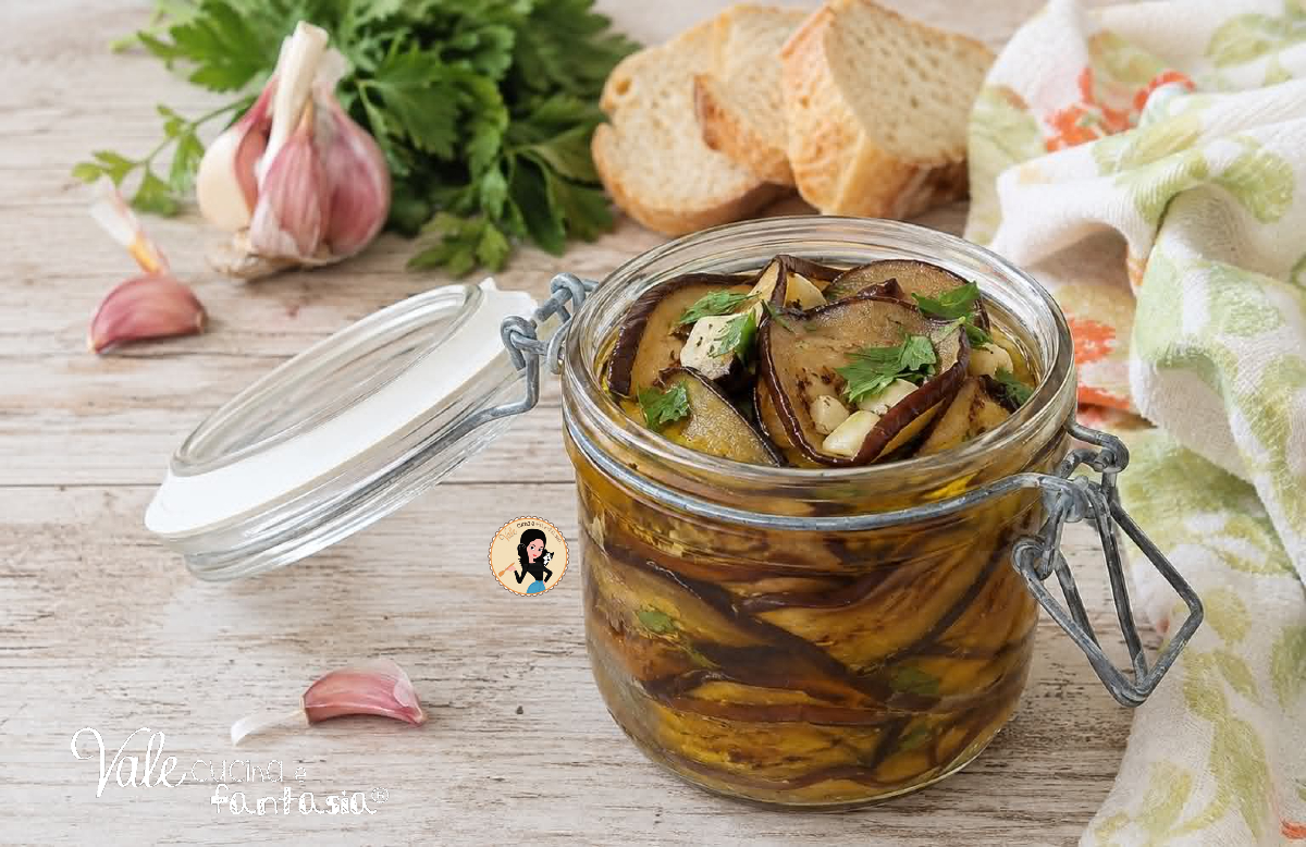 Melanzane al forno sott'olio ricetta facile per preparare le melanzane in barattolo fatte in casa con un metodo sicuro e veloce.