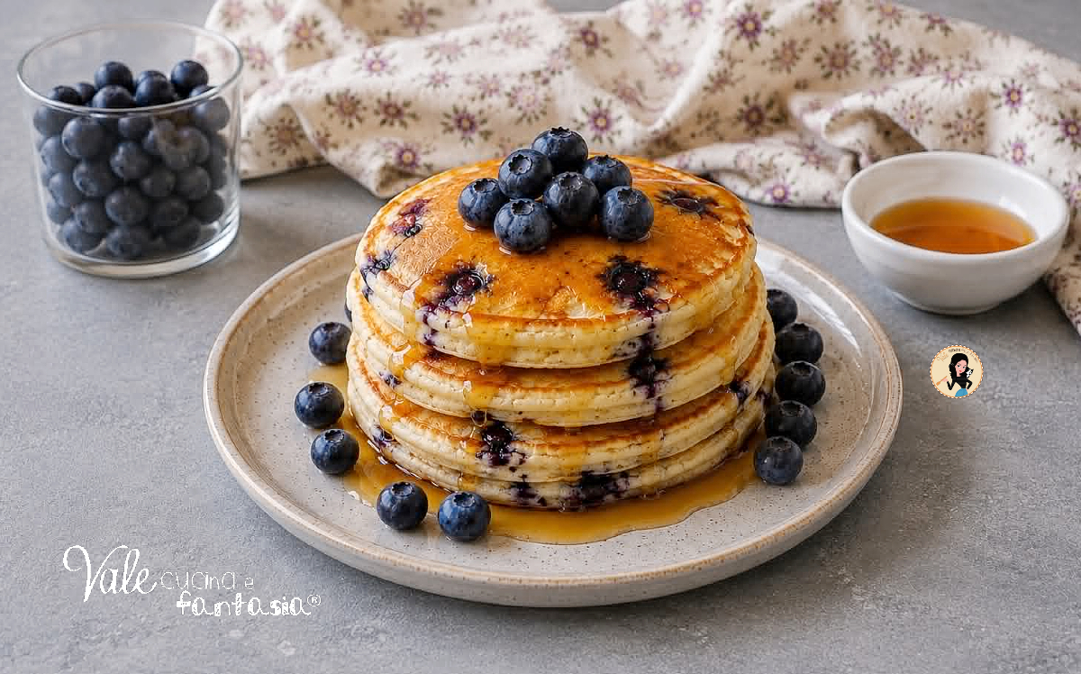 Pancake ai mirtilli morbidissimi ricetta delle frittelle americane da colazione facili e buonissime!