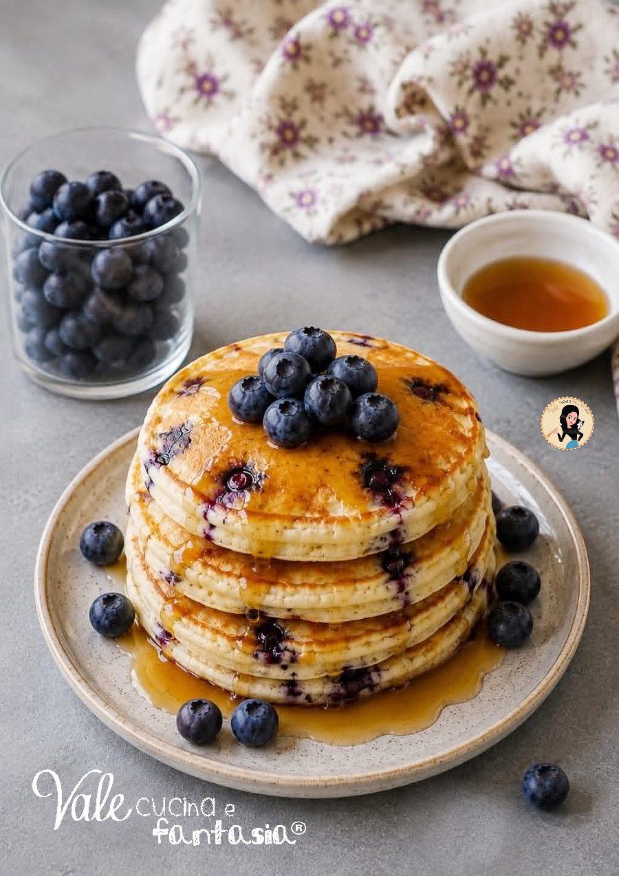Pancake ai mirtilli morbidissimi ricetta delle frittelle americane da colazione facili e buonissime! Ricetta dei pancakes con mirtilli.