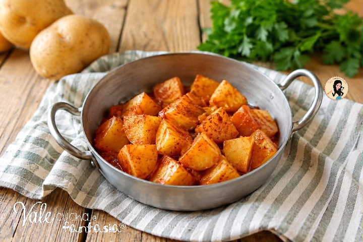 Patatas bravas la vera ricetta spagnola per prepararle in casa a regola d'arte, patate con salsa brava piccante ricetta tapa spagnola
