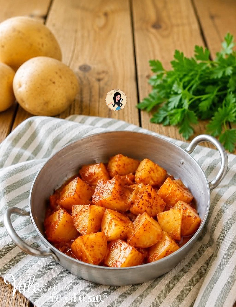 Patatas bravas la vera ricetta spagnola per prepararle in casa a regola d'arte, patate con salsa brava piccante ricetta tapa spagnola