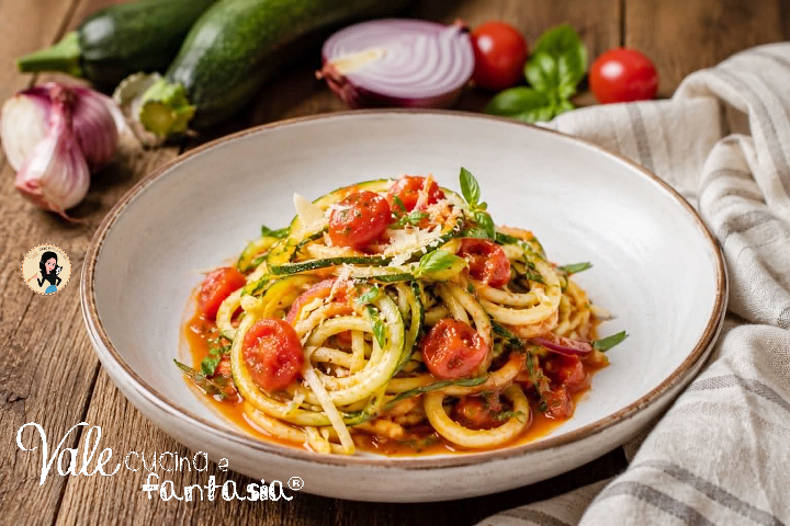 Spaghetti di zucchine al pomodoro in padella ricetta facile e sfiziosa per Cucinare le zucchine, come fare gli spaghetti di zucchine leggeri.