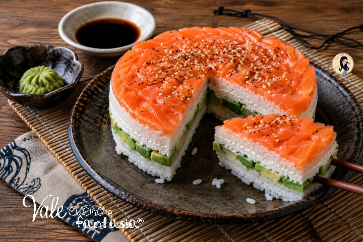 Torta sushi ricetta torta di riso con salmone e avocado, la mitica sushi cake semplice e scenografica, torta di riso gustosa 