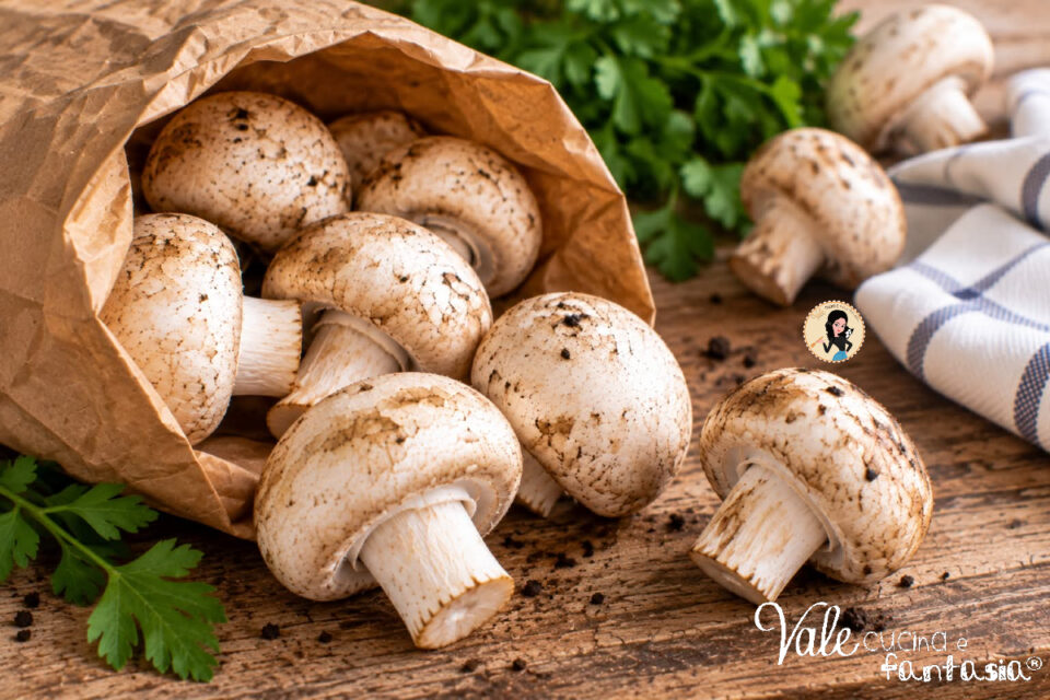 Come conservare i funghi freschi in frigorifero e farli durare più a lungo: sacchetto di carta, carta assorbente, consigli ed errori da evitare.