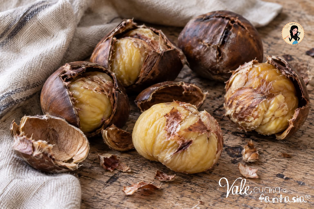 Come cuocere e sbucciare le castagne facilmente: tutti i metodi e il trucco del canovaccio