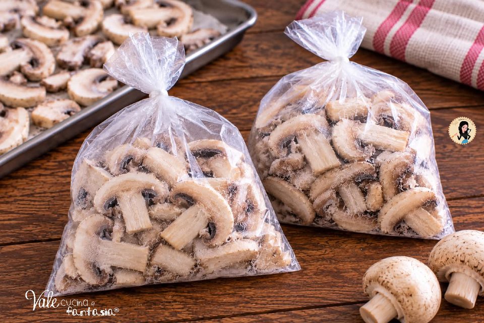 Come congelare i funghi a fettine, interi o a pezzi, come prepararli, conservarli e utilizzarli direttamente dal freezer.