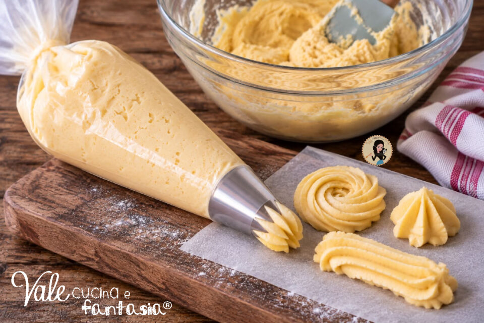 Come fare la Frolla montata ricetta base facile, perfetta per biscotti e crostate come prepararla e utilizzarla con la sac à poche.