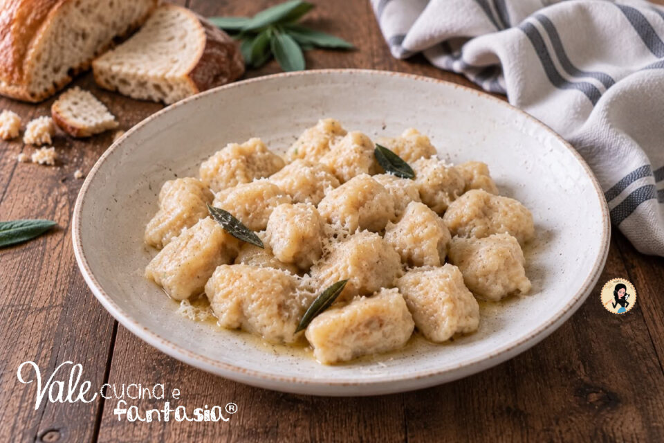 Gnocchi di pane ricetta semplice e furba per utilizzare il PANE RAFFERMO e trasformarlo in un primo piatto buonissimo.