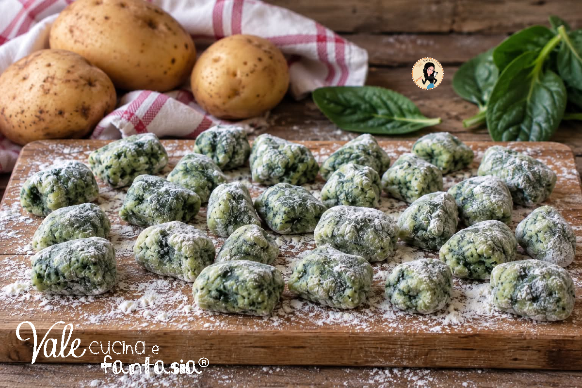Gnocchi di spinaci e patate ricetta senza uova morbidi e facili