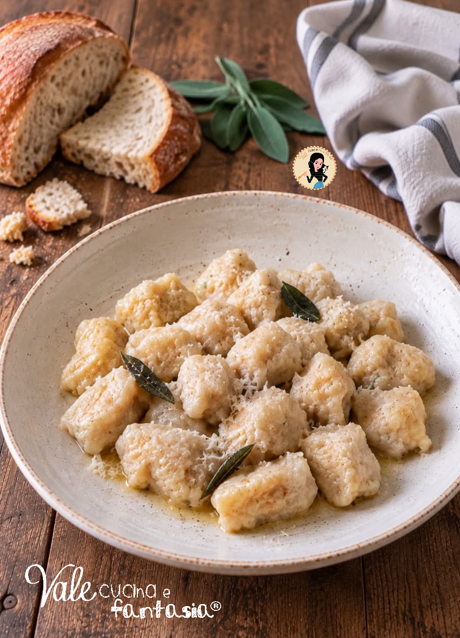 Gnocchi di pane ricetta semplice e furba per utilizzare il PANE RAFFERMO e trasformarlo in un primo piatto buonissimo.