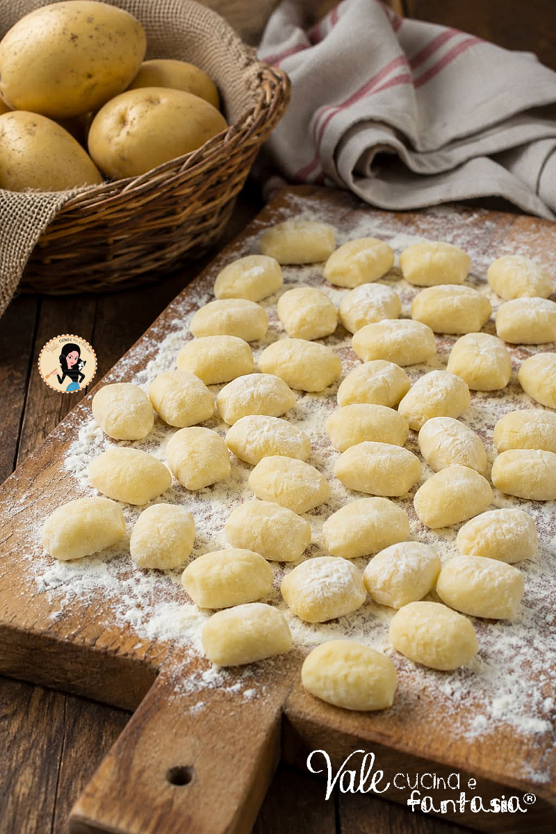 Gnocchi di patate fatti in casa ricetta base perfetta con tantissimi consigli e tutti i passaggi, anche come condirli e come conservarli