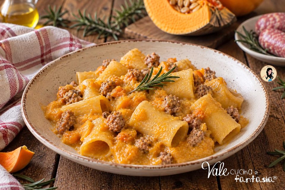 Pasta con crema di zucca e salsiccia ricetta cremosa e saporita senza panna facile con paccheri, zucca frullata e salsiccia rosolata.