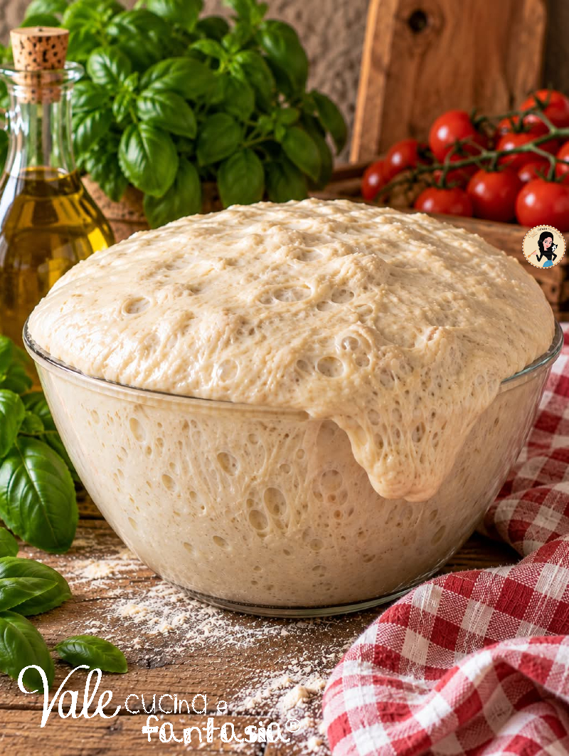 Pizza in teglia al cucchiaio facile ricetta senza impastare, un impasto ad alta idratazione preparato solo con ciotola e cucchiaio