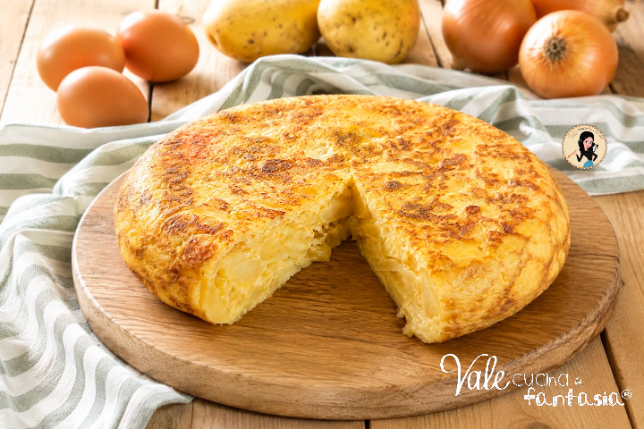 Tortilla di patate spagnola, la famosa tortilla de patatas con uova, patate e cipolla: ricetta, consigli, varianti e conservazione.