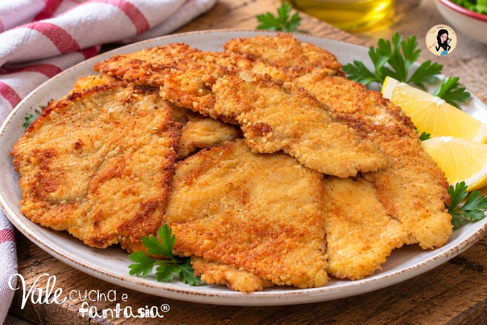 Fettine panate di vitello alla romana ricetta facile, scoprite come friggerle per avere una panatura dorata e croccante.