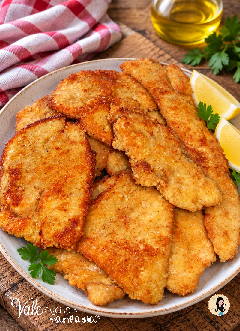 Fettine panate di vitello alla romana ricetta facile, scoprite come friggerle per avere una panatura dorata e croccante.