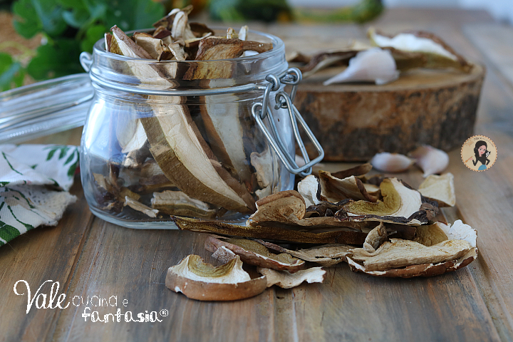 Come cucinare i funghi secchi, quanto tenerli in ammollo, come strizzarli, come utilizzare l'acqua dei funghi e come cuocerli