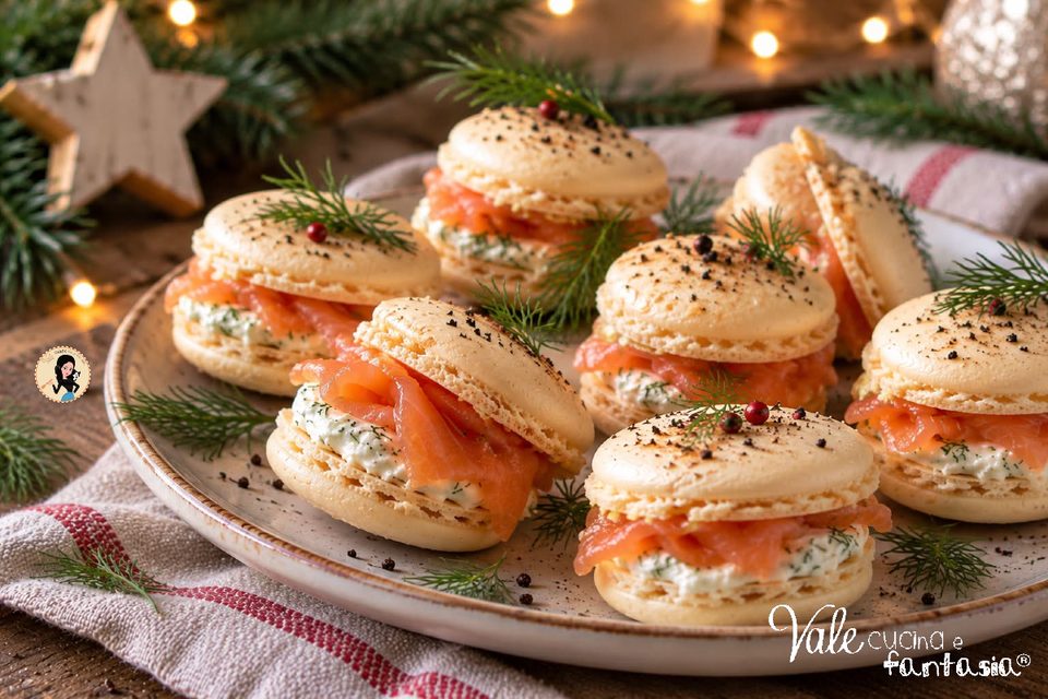 Macarons salati al salmone affumicato e formaggio cremoso ricetta elegante per la Vigilia, il pranzo di Natale e il cenone di Capodanno.
